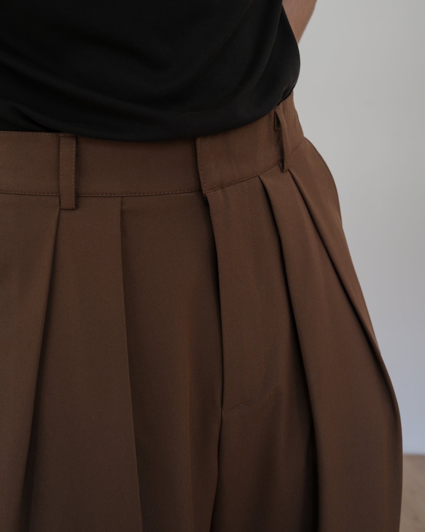 MARLO REVERSE PLEATED TROUSERS - BROWN