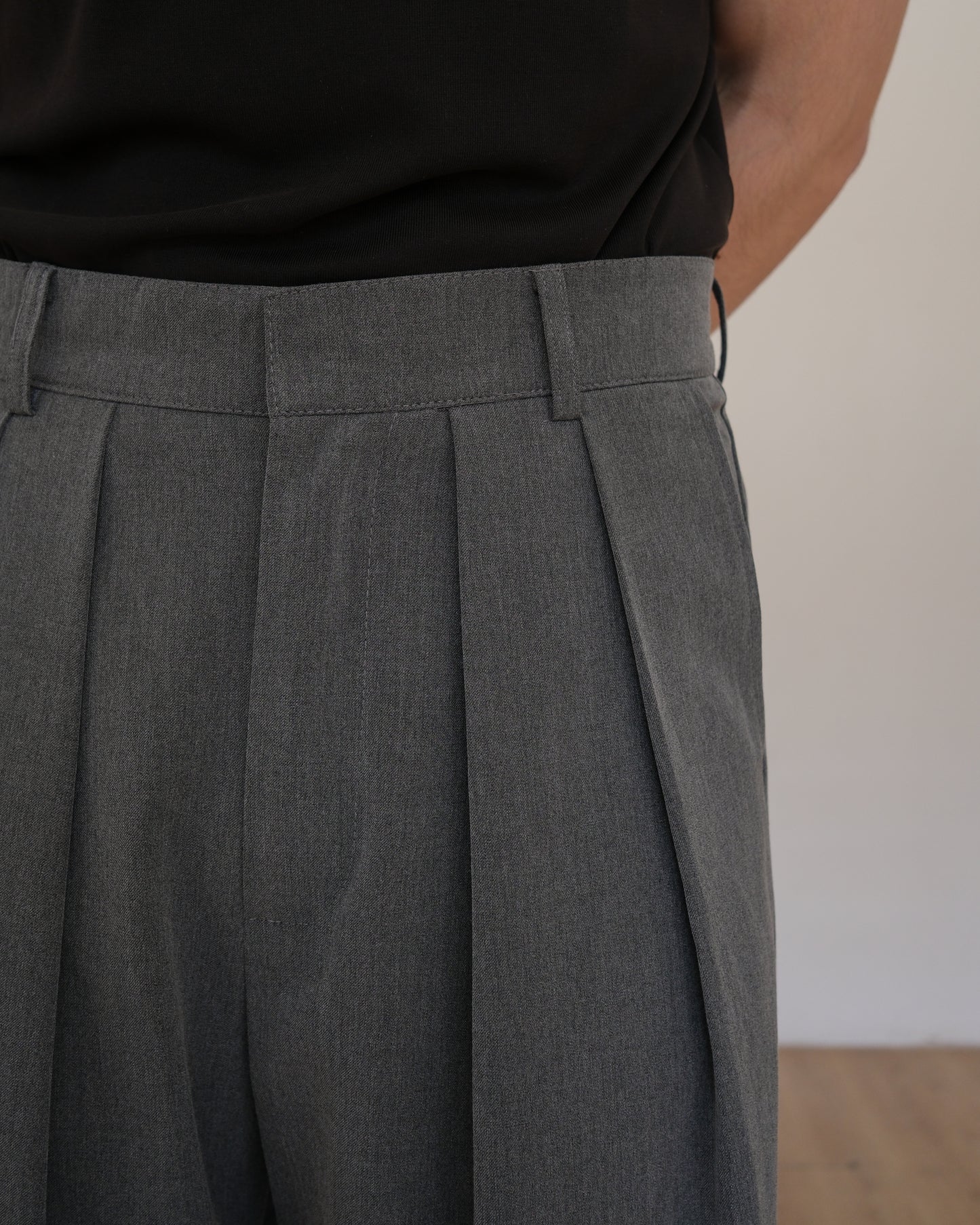 LEON REVERSE PLEATED TROUSERS - GRAY