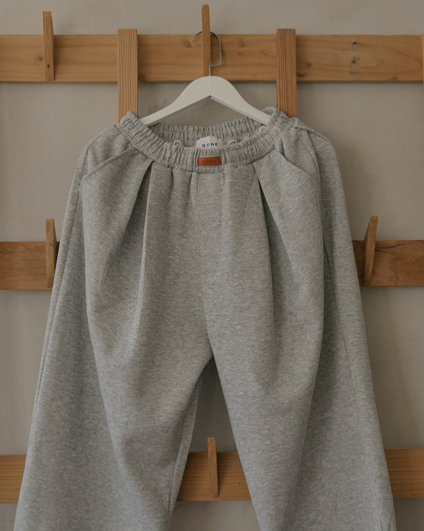 EZRA THREE-TUCK SWEATPANTS IN GRAY MARL