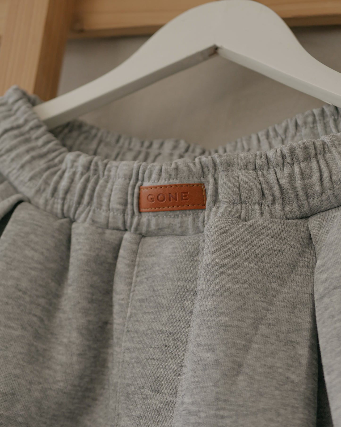 EZRA THREE-TUCK SWEATPANTS IN GRAY MARL