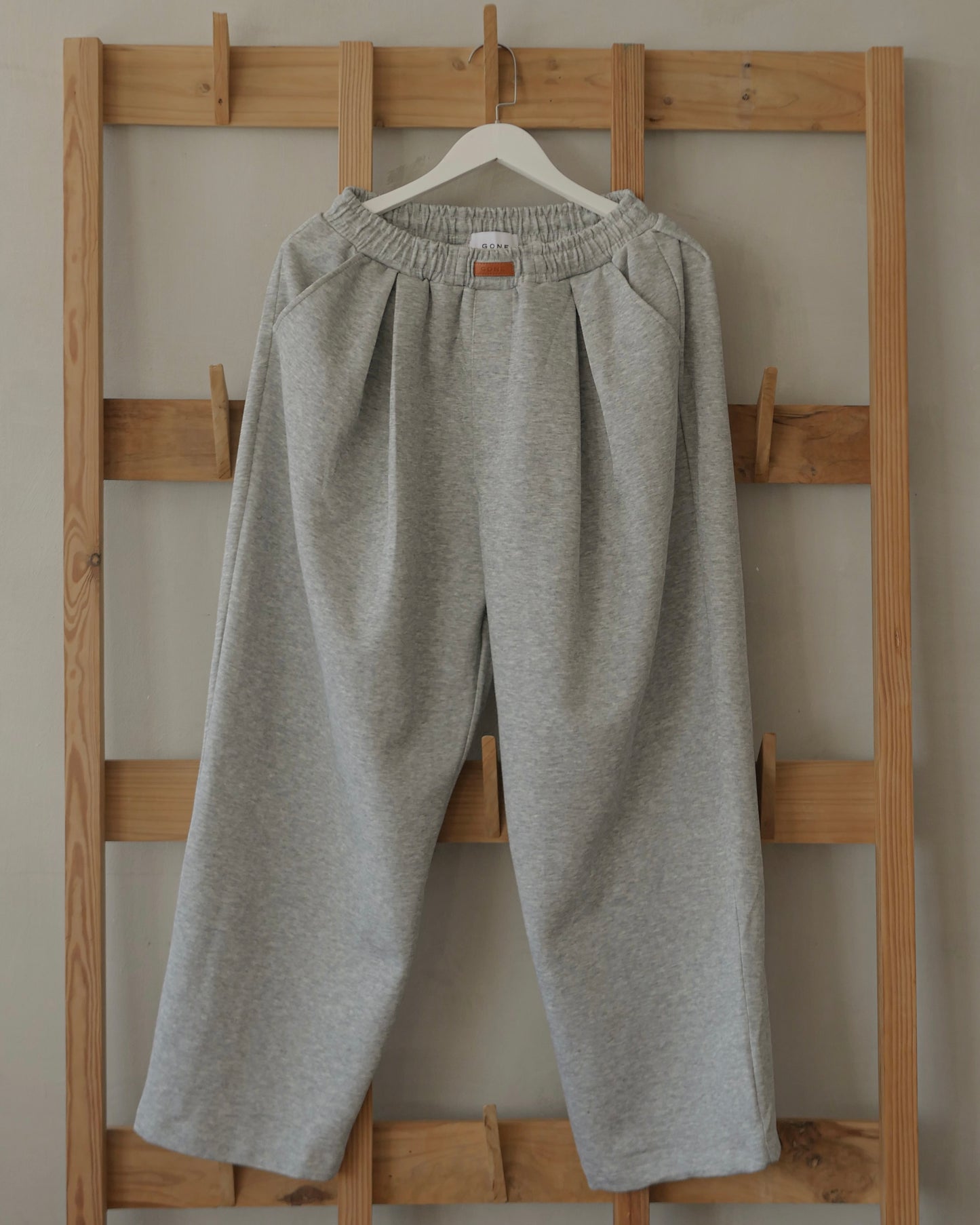 EZRA THREE-TUCK SWEATPANTS IN GRAY MARL