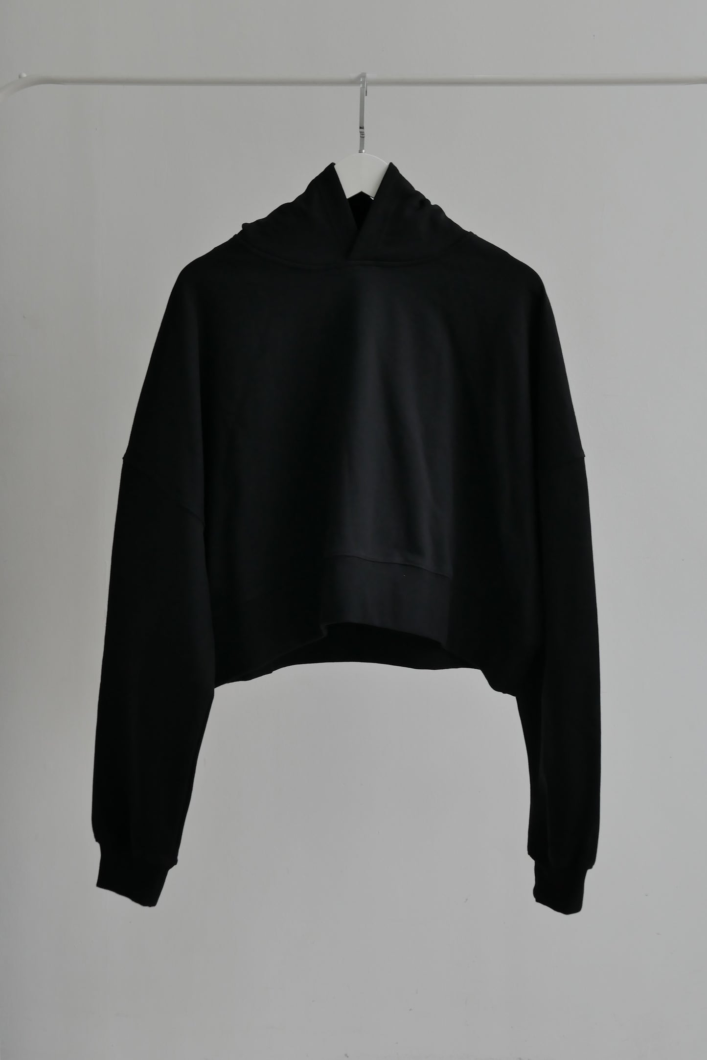 DAILY CROPPED HOODIE - BLACK