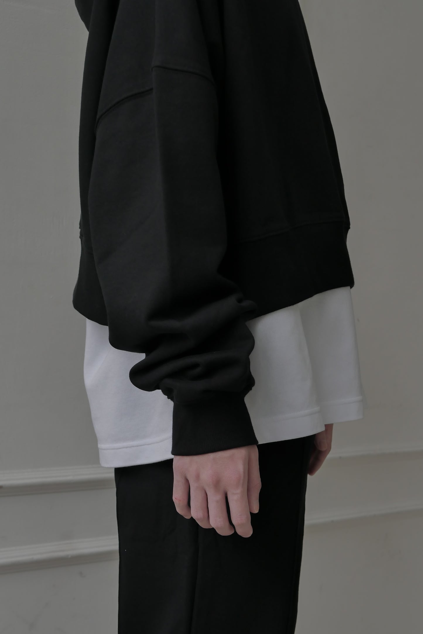 DAILY CROPPED HOODIE - BLACK
