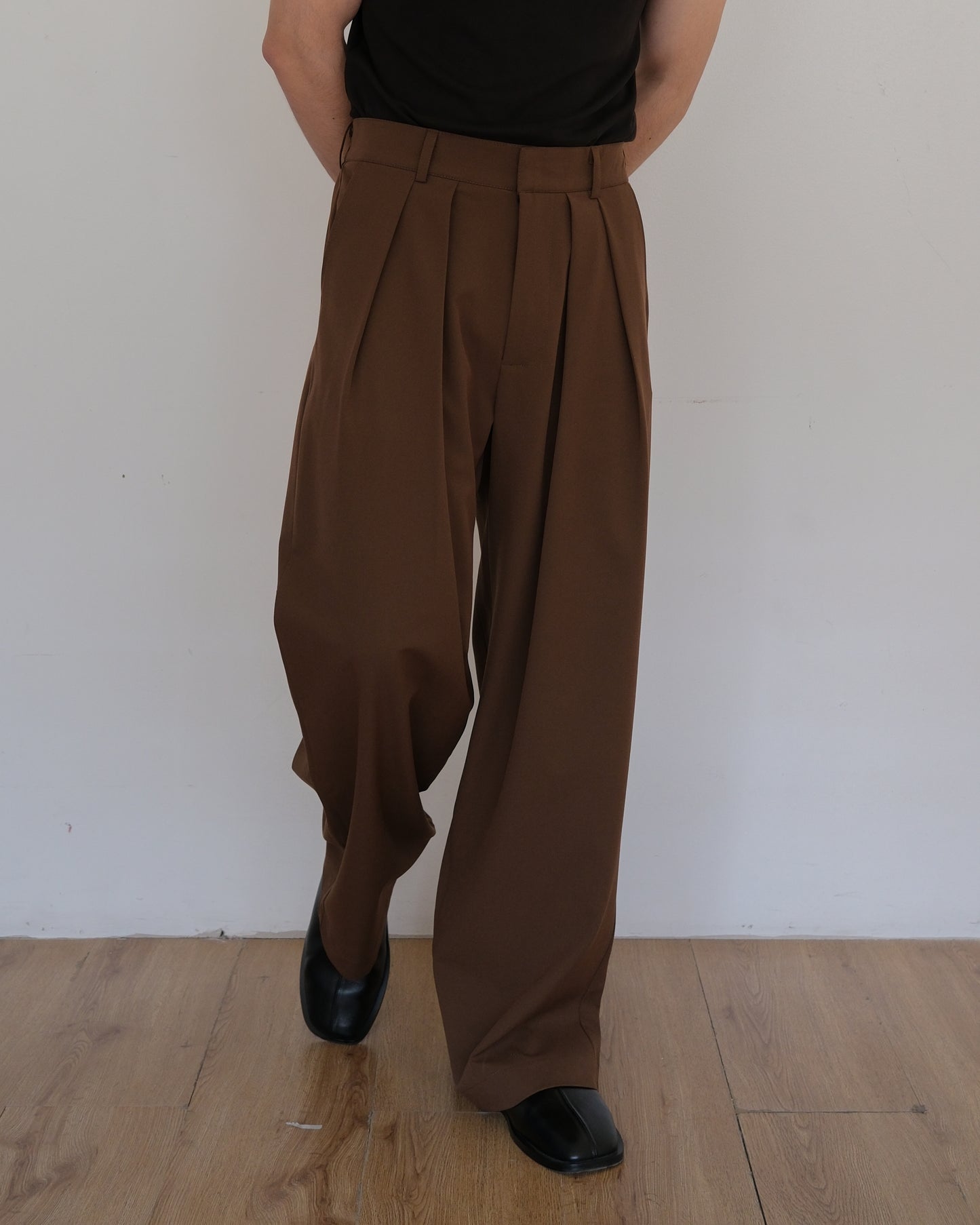 MARLO REVERSE PLEATED TROUSERS - BROWN