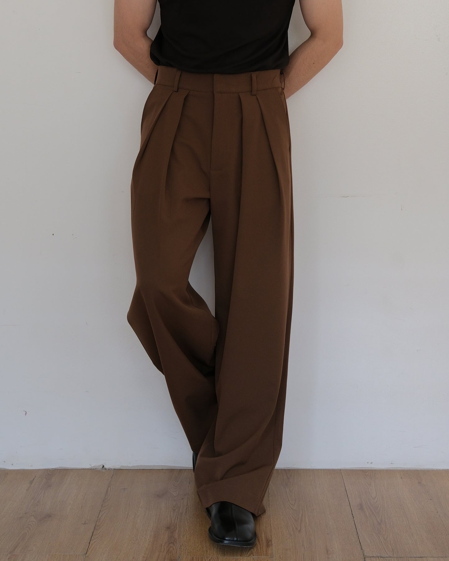 MARLO REVERSE PLEATED TROUSERS - BROWN