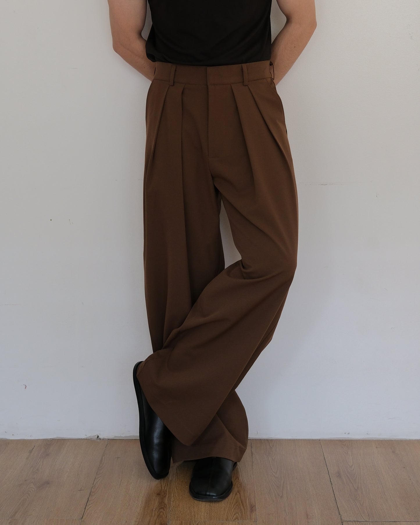 MARLO REVERSE PLEATED TROUSERS - BROWN