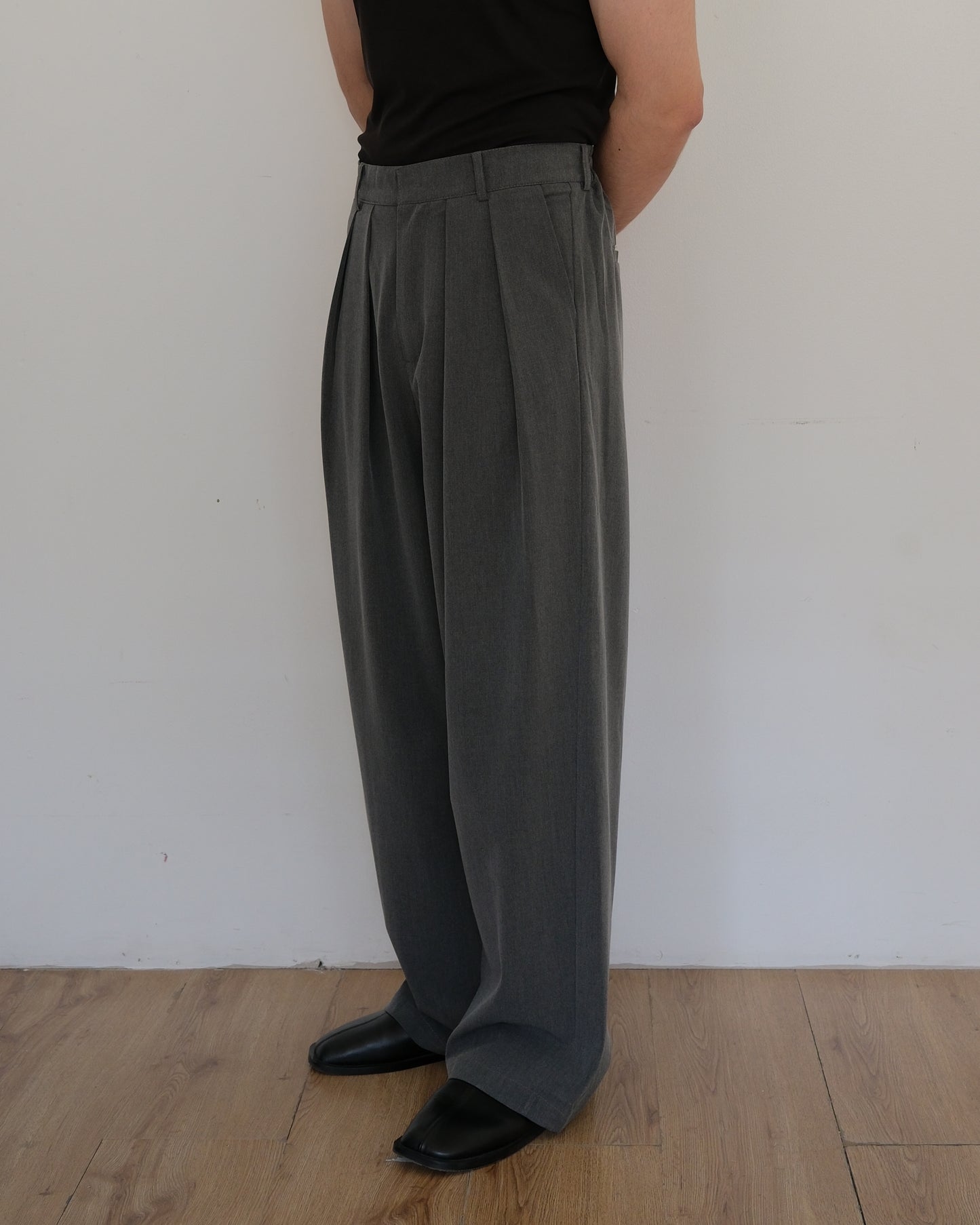 LEON REVERSE PLEATED TROUSERS - GRAY