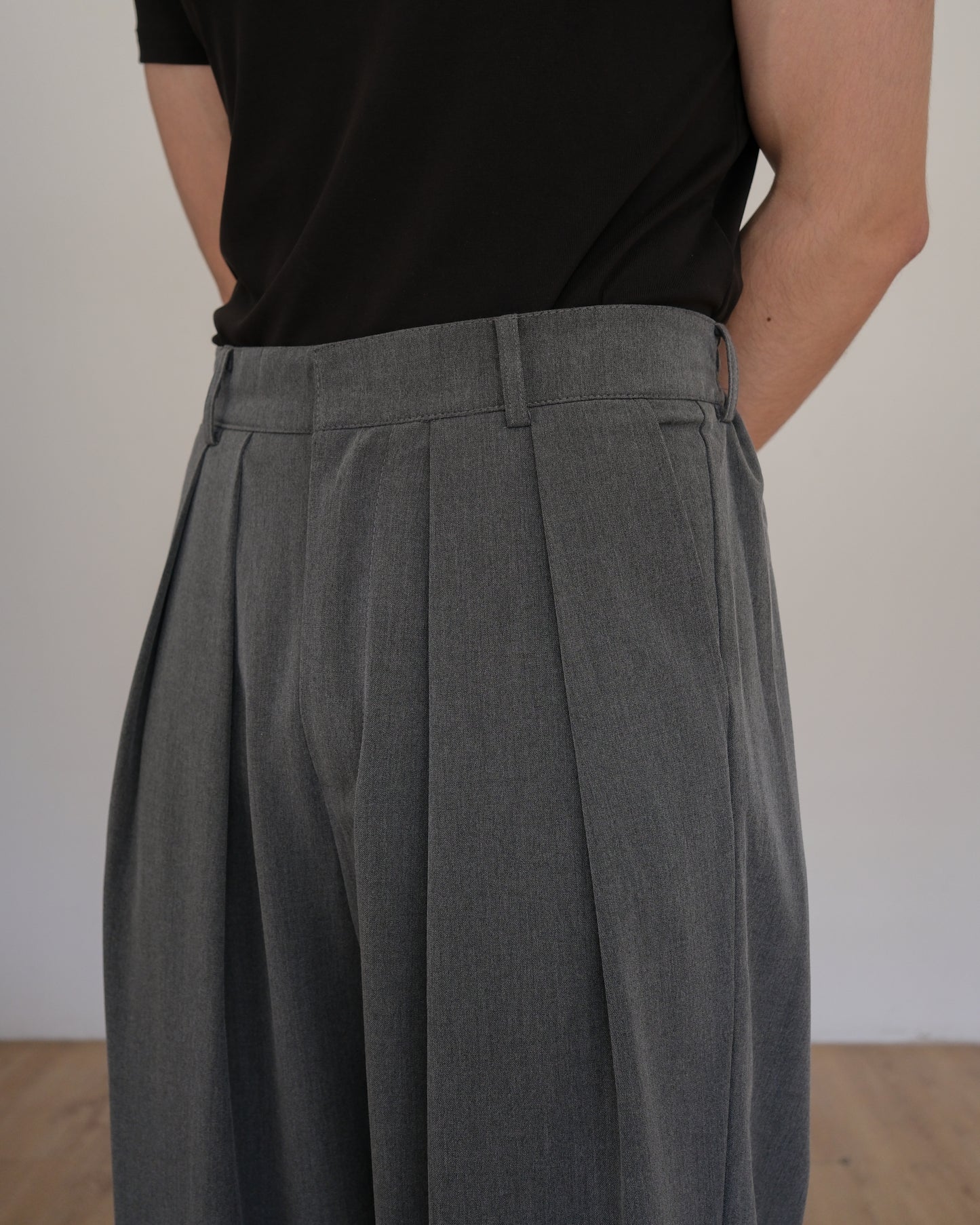 LEON REVERSE PLEATED TROUSERS - GRAY