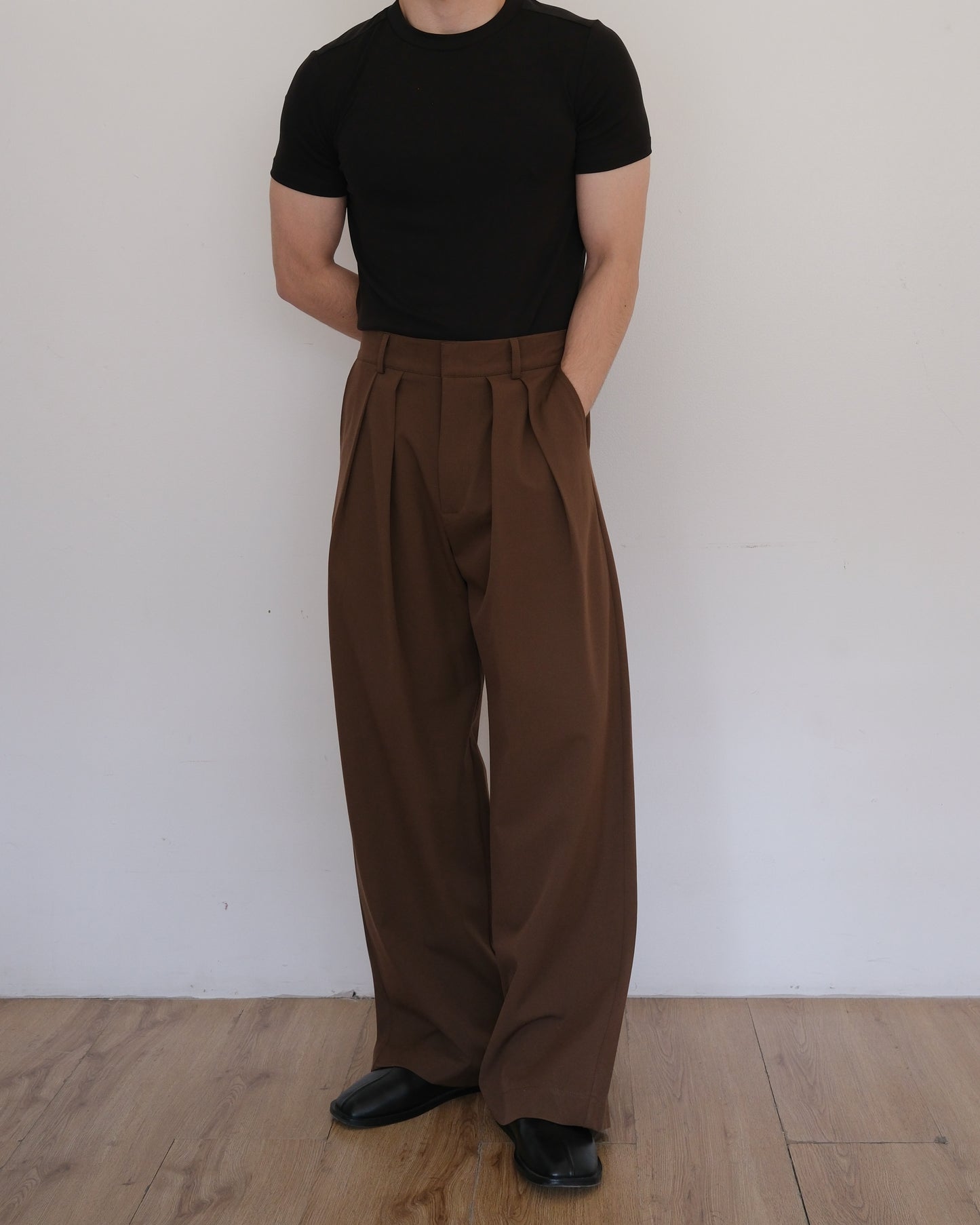 MARLO REVERSE PLEATED TROUSERS - BROWN