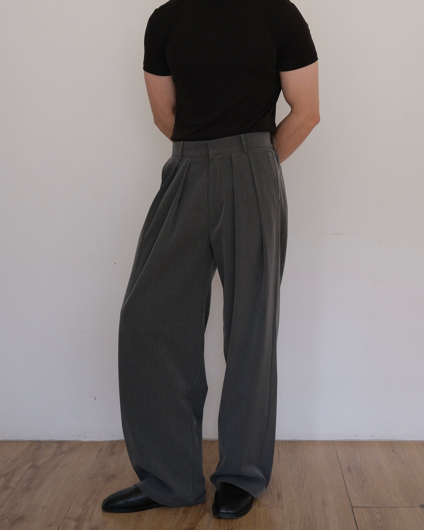 LEON REVERSE PLEATED TROUSERS - GRAY