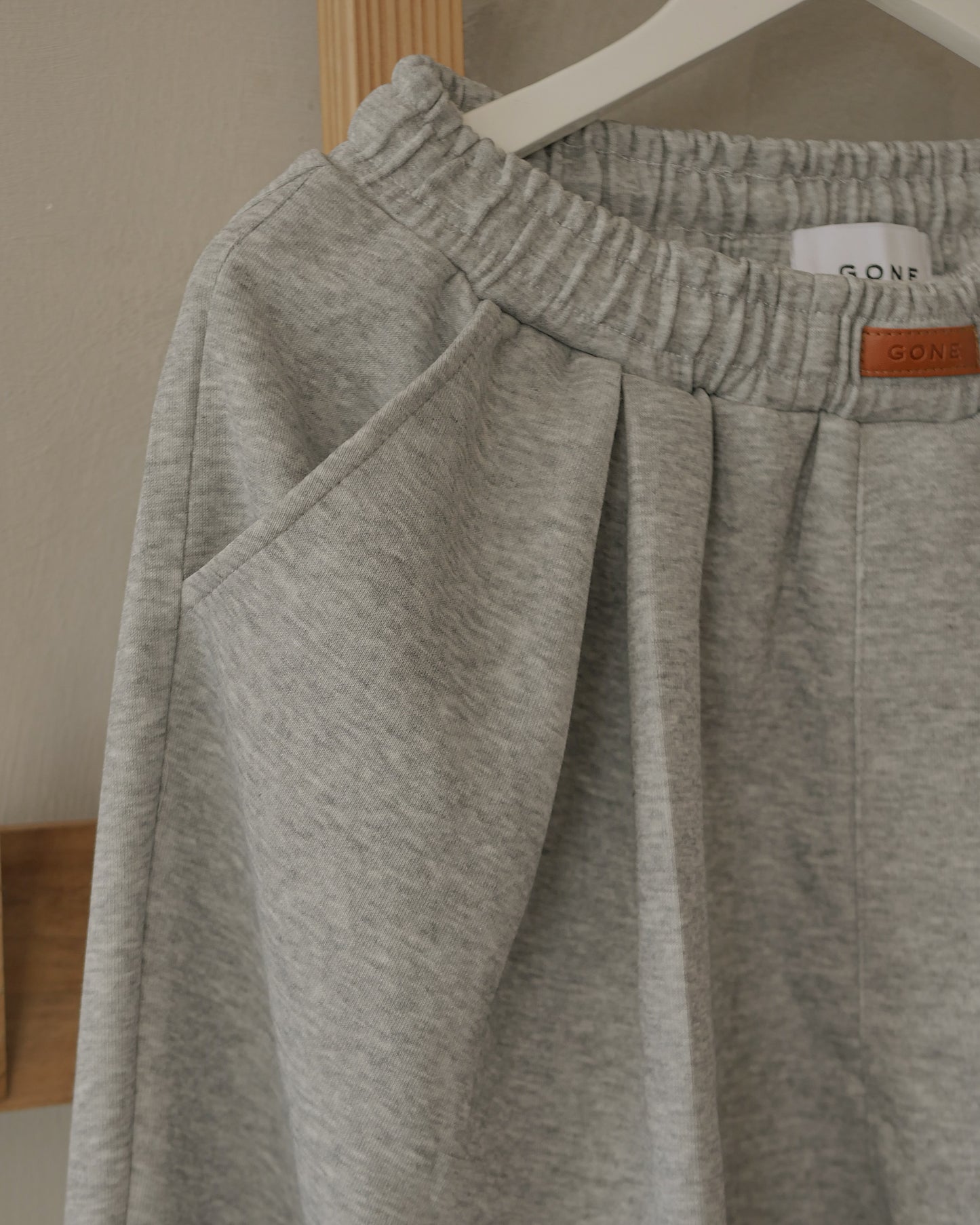 EZRA THREE-TUCK SWEATPANTS IN GRAY MARL